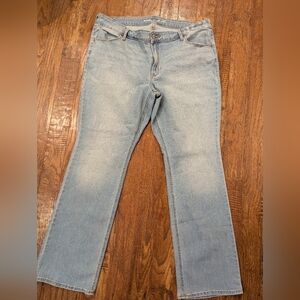 Light Wash Mid-Rise Wow Boot-Cut Jeans Size 18